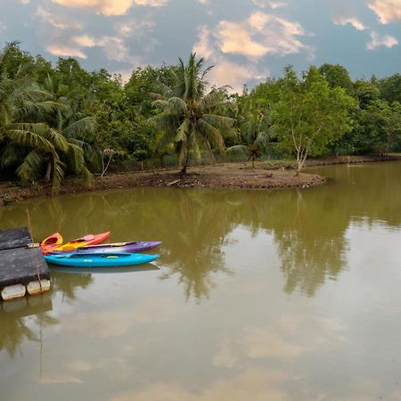 Готель Putra Sentosa Retreat Camp, Sematan Екстер'єр фото