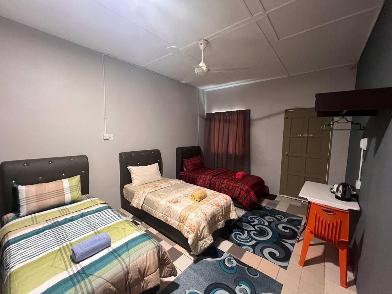 Готель Putra Sentosa Retreat Camp, Sematan Номер фото