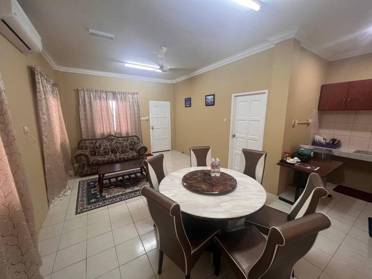Готель Putra Sentosa Retreat Camp, Sematan Номер фото