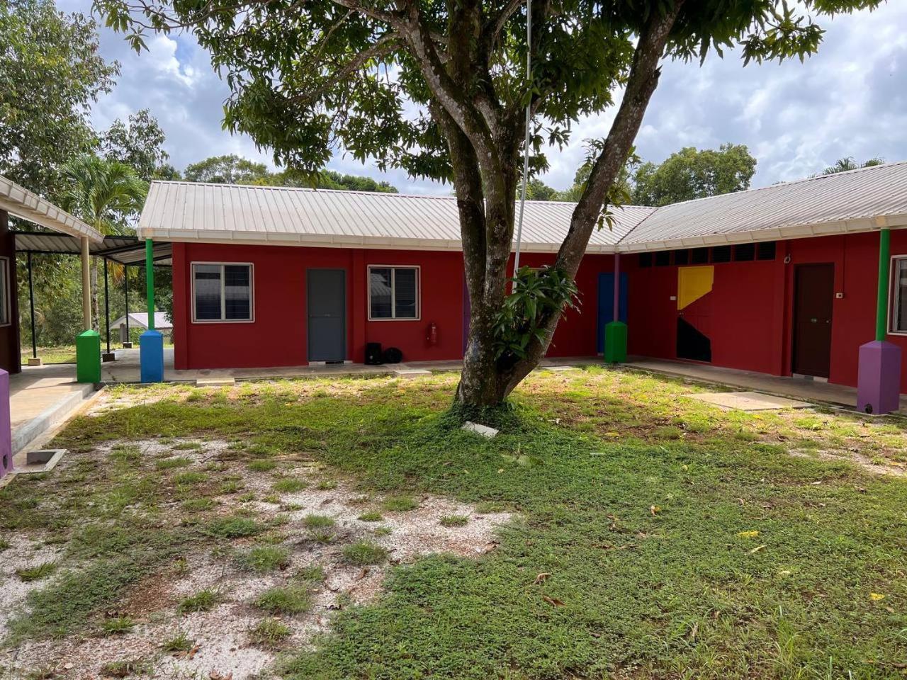 Готель Putra Sentosa Retreat Camp, Sematan Номер фото