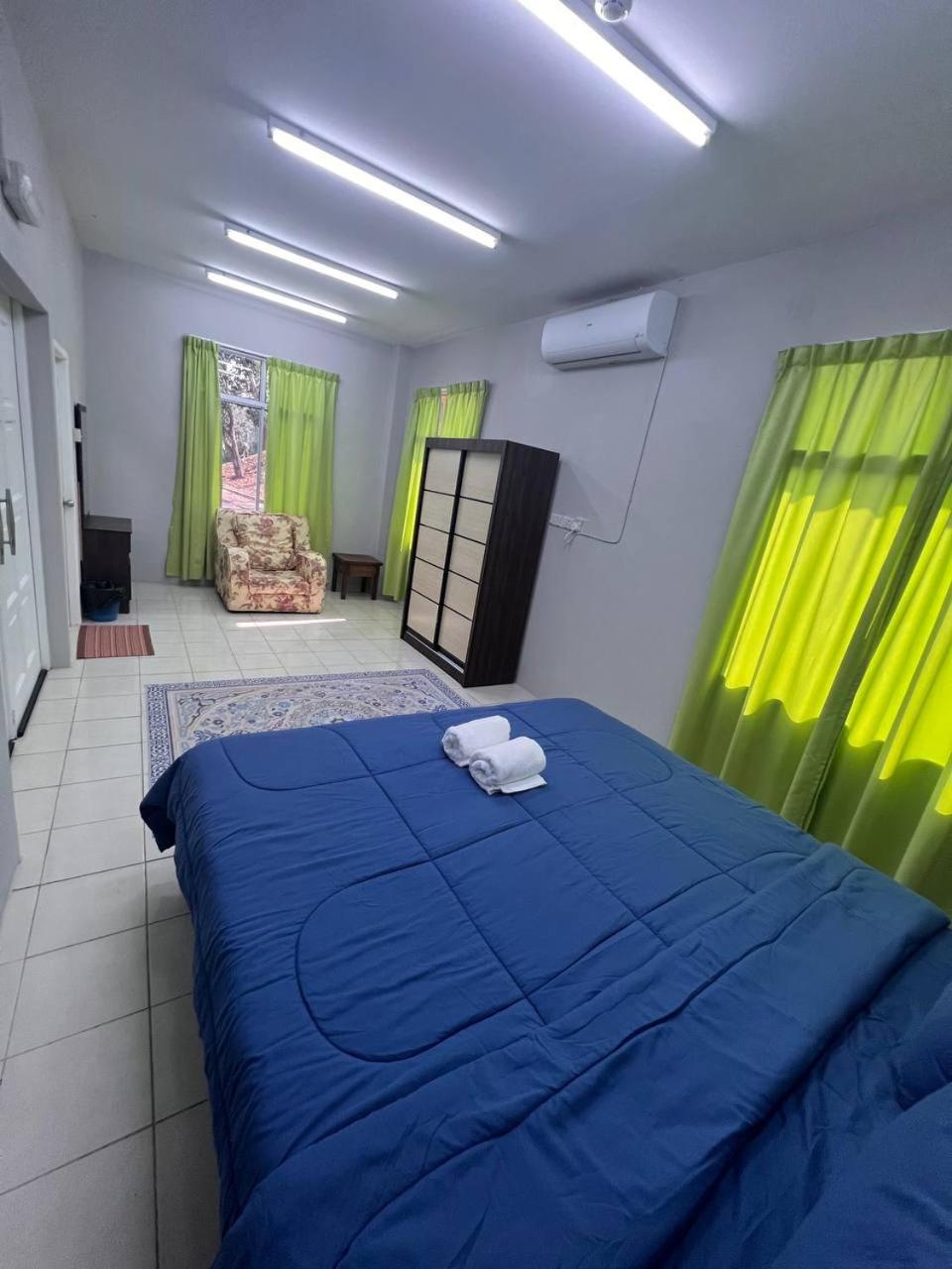 Готель Putra Sentosa Retreat Camp, Sematan Номер фото