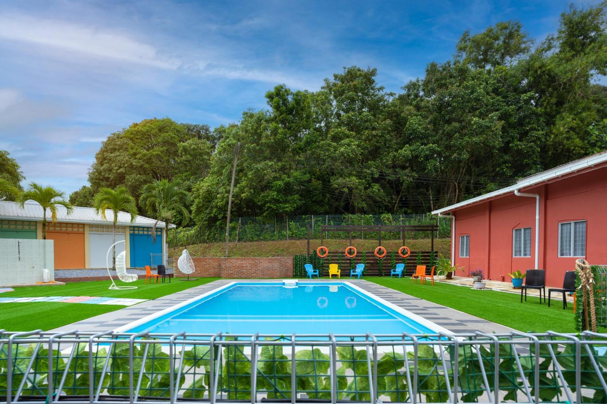 Готель Putra Sentosa Retreat Camp, Sematan Екстер'єр фото
