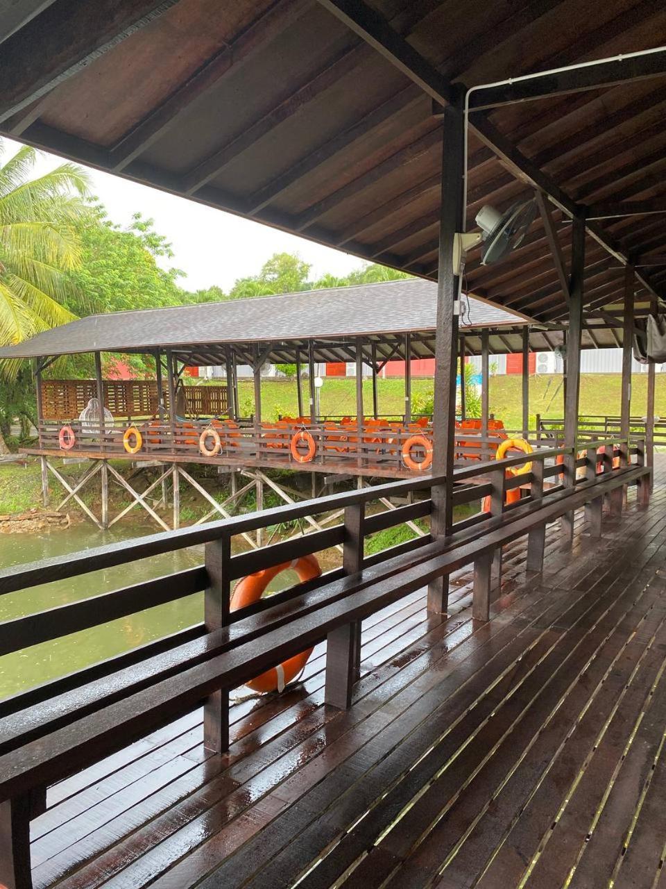Готель Putra Sentosa Retreat Camp, Sematan Екстер'єр фото