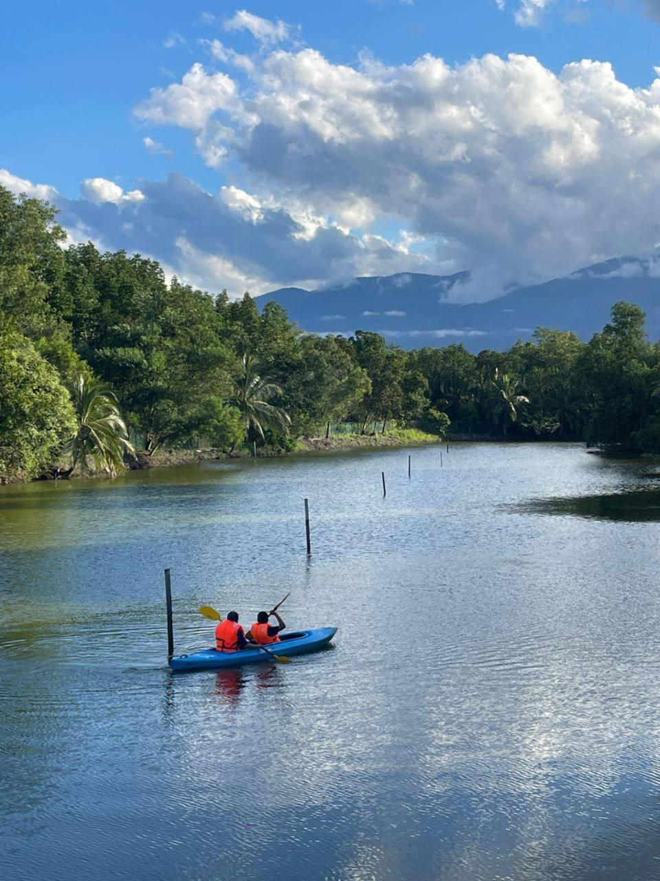 Готель Putra Sentosa Retreat Camp, Sematan Екстер'єр фото
