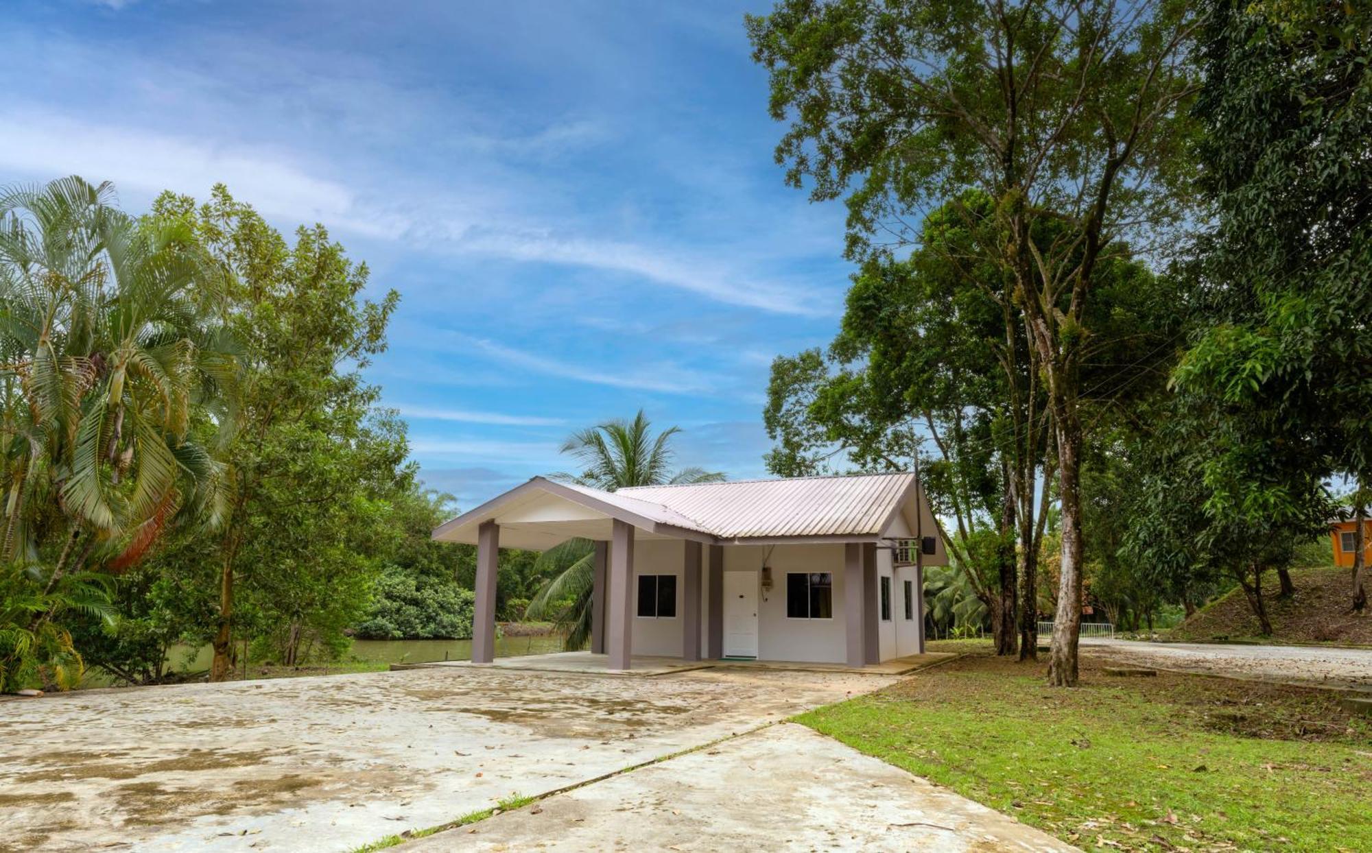 Готель Putra Sentosa Retreat Camp, Sematan Екстер'єр фото